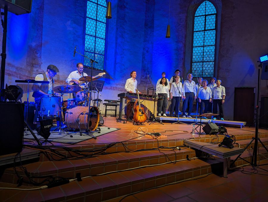 Aaron Wälchli mit Chor und Band bei einem Konzert der Tournee 2024. Foto: Frauke Fellmann-Helms.