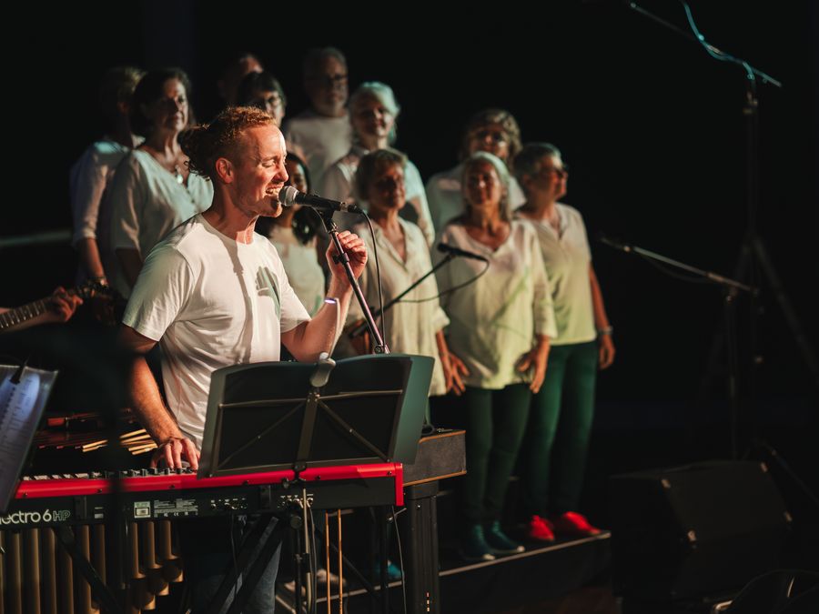 Aaron Wälchli während eines emotionalen Konzertmoments. Foto: Evi Mulder.